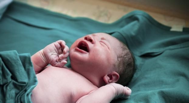 孩子|“鸟脸”妈妈不顾劝阻坚持生二胎，二宝顺利出生后，全家人都嫌弃