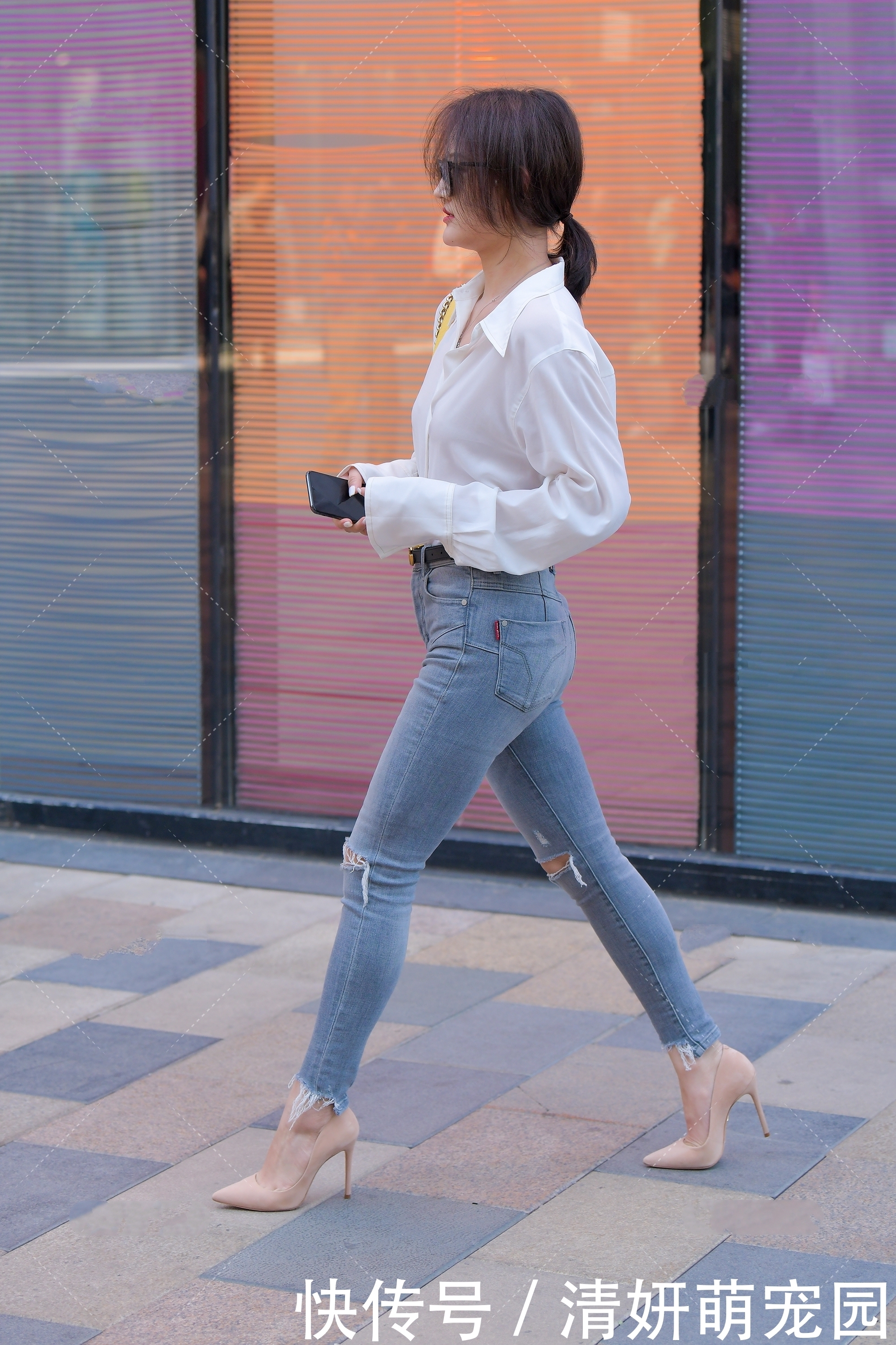 街拍美女白衬衫搭配牛仔裤,简单随意,轻松自在