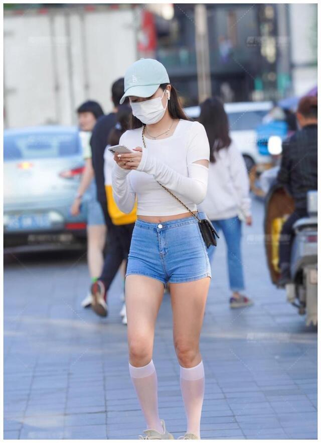 长袖|街拍：小姐姐夏日的清凉装，牛仔紧身短裤配T恤，校园风格即时感