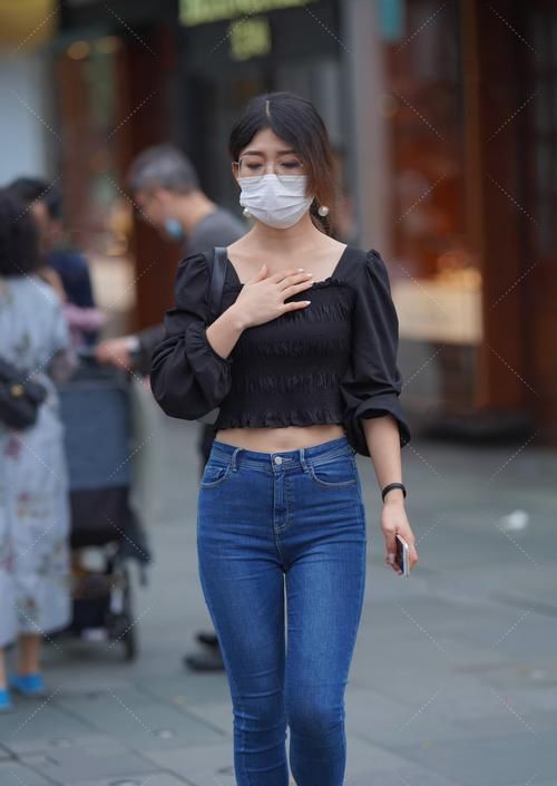  舒适|方领长袖搭配牛仔裤，穿起来舒适又随意，休闲百搭