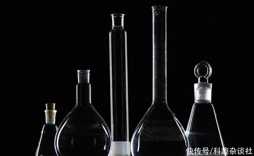 把伽利略在比萨斜塔做的自由落体试验，搬到月球重做，结果……