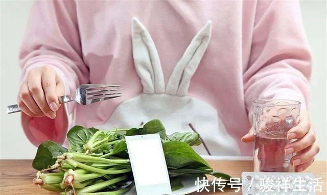 肚子|怀孕才2个多月就显怀,四种原因,与准妈妈自身相关,要科学应对