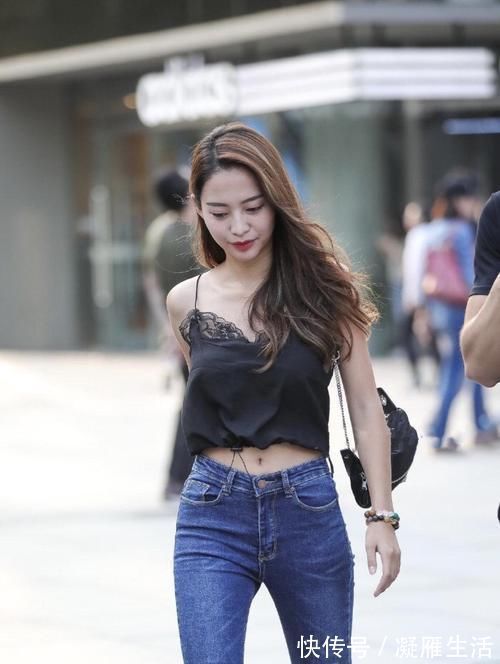 牛仔裤 黑色吊带上衣搭配牛仔裤,穿出简单大气,散发出迷人气质