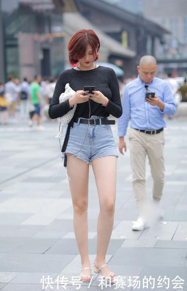 黑色紧身长袖搭配高腰牛仔短裙,时尚高挑,气质迷人