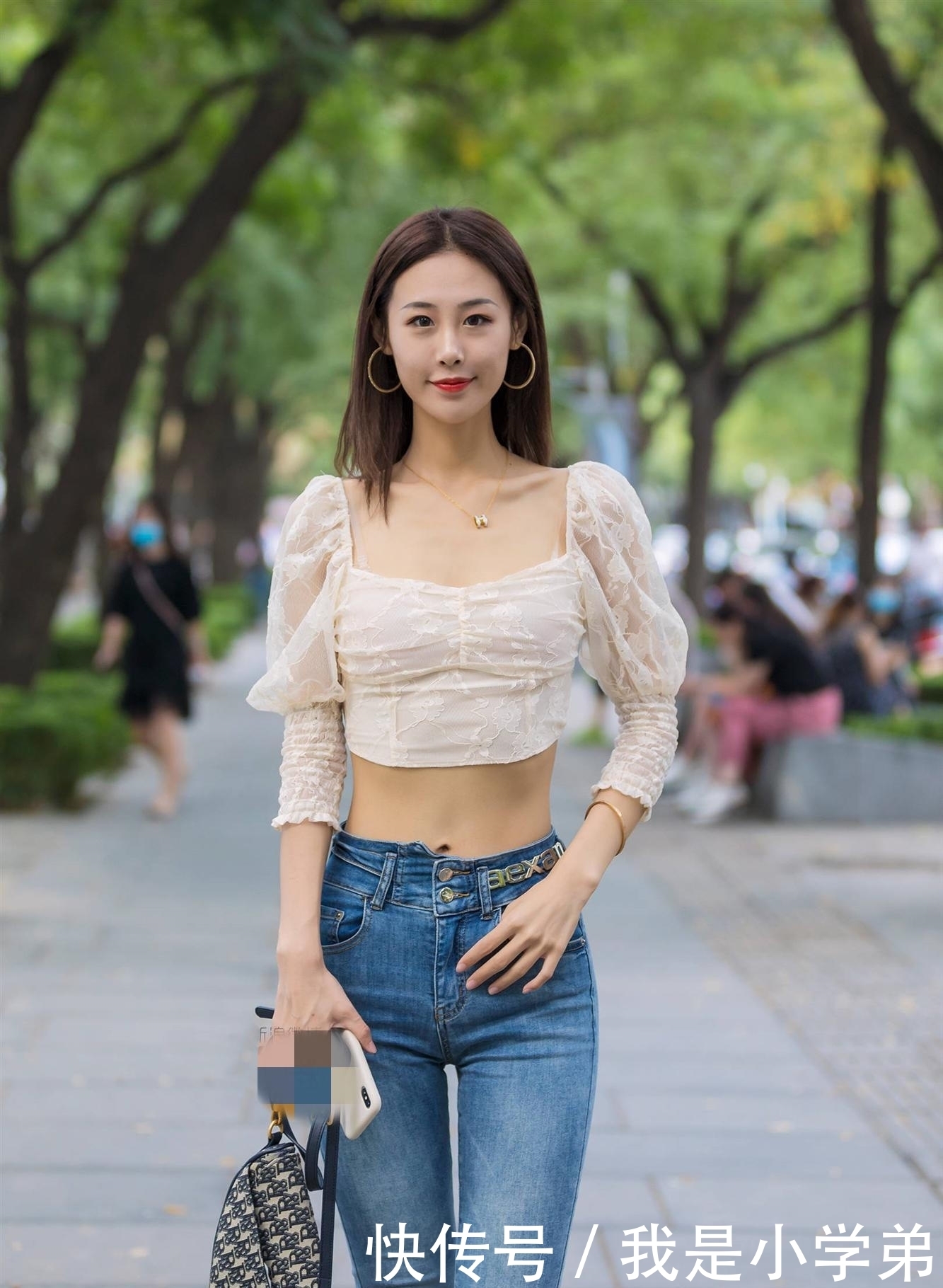 小姐姐|精致又时尚小姐姐,蕾丝方领上衣搭配紧身牛仔裤,轻松穿出高级感