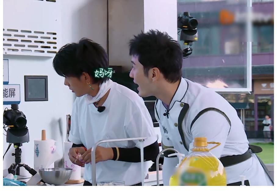 下期《中餐廳》未播先火，趙麗穎化身“趙小刀”，懟得黃曉明無(wú)言