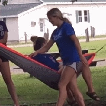 |搞笑GIF:小姐姐真是个狠人 下次过来记得带个铁盆