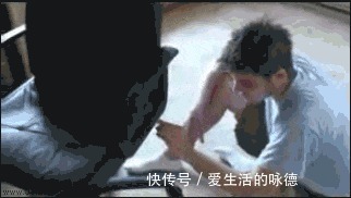 |搞笑GIF：姑娘你的头好重啊，吓着汪星人了，还能不能让它好好睡觉了