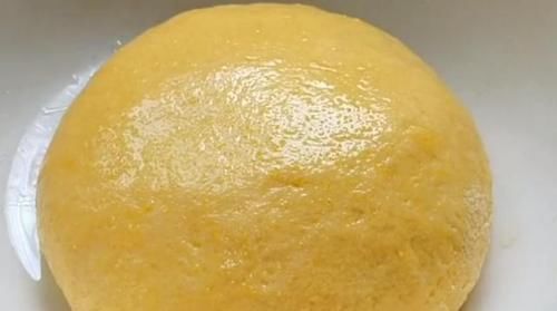 玉米面|玉米面别烙饼啦,试试这样做,3元成本做1筐,小巧迷你,比肉还香