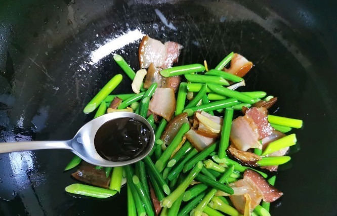 炒腊肉,切了直接炒是错的,多做关键2步,腊肉软嫩鲜香,不油腻
