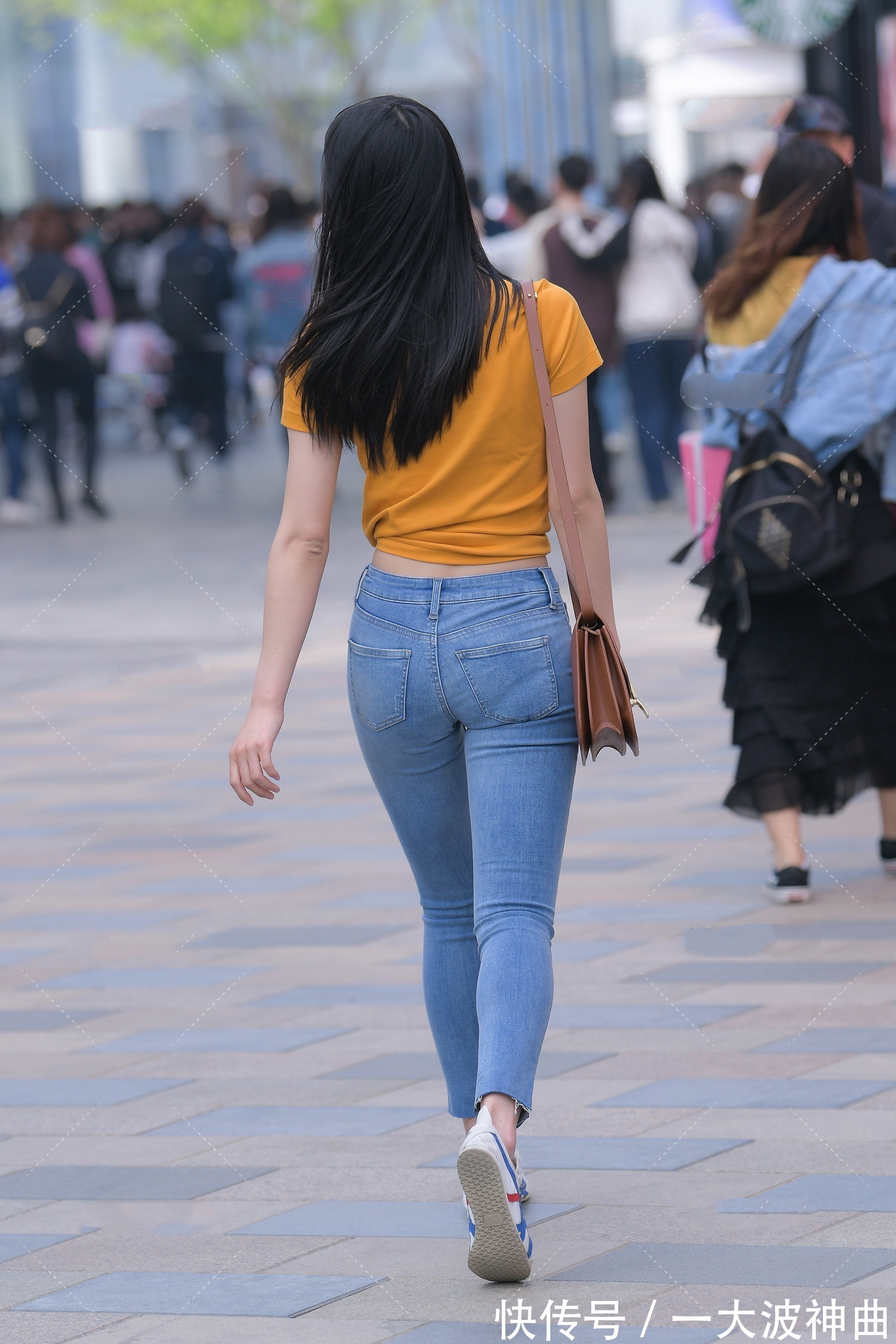 t恤 橘黄色修身短T搭配浅色牛仔裤,青春活泼,满满的校园风
