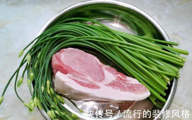 饺子|夏天包饺子用“韭菜苔”，鲜嫩多汁，比韭菜馅的都香，别错过