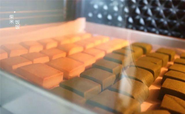 咬一口,酥掉渣,这款炼乳小方太好吃了,做法比面包蛋糕都简单