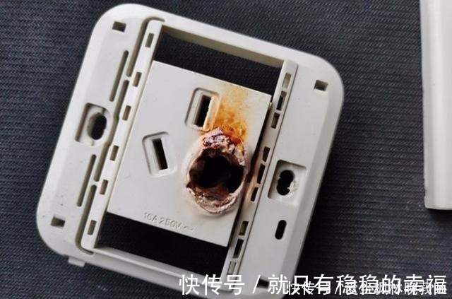 插座|刚入住插座就烧成碳了，只因装修时多说一句话，业主恨死电工了！