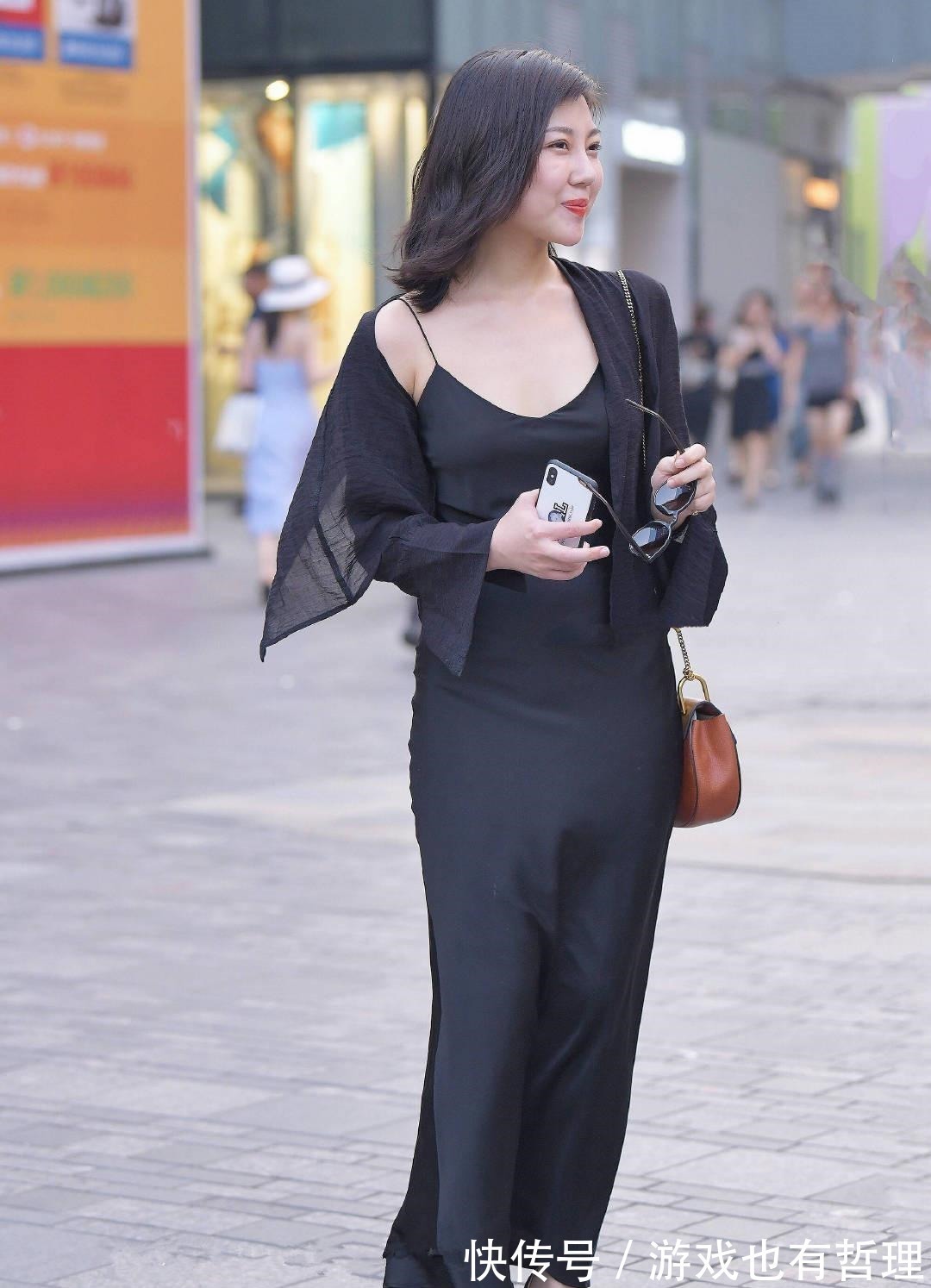 色彩 姐姐走在街上不敢认,裙子这么“飒”,不怕晃到谁!