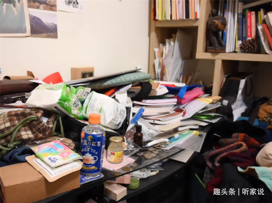 姑娘|“囤积癖”姑娘10㎡卧室,衣服堆积如山,3名整理师8小时打扫干净