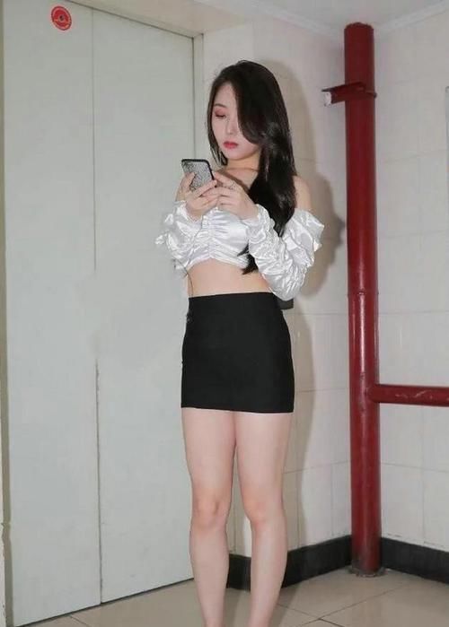 紫色运动背心,搭配上黑色牛仔裤,休闲的打扮时尚感超强