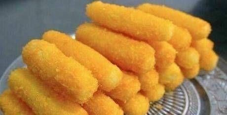 土豆糕有三个土豆和两个鸡蛋，味道鲜美，营养丰富