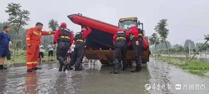 泰安|道路受阻，七旬夫妇被困三天！泰安支队涉水四公里驰援高寨村