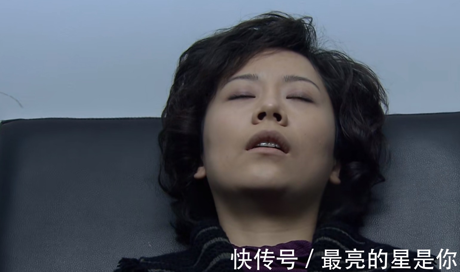 双面胶|《双面胶》原著“第一次没被掐死”的胡丽鹃遇恶，请“服软”