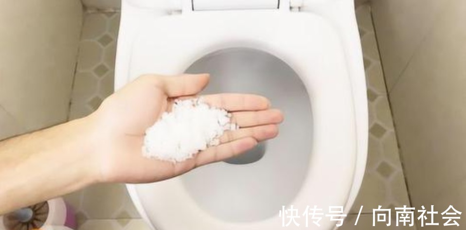 家庭|盐撒马桶里,原来作用这么厉害,解决了家庭中一大难题!