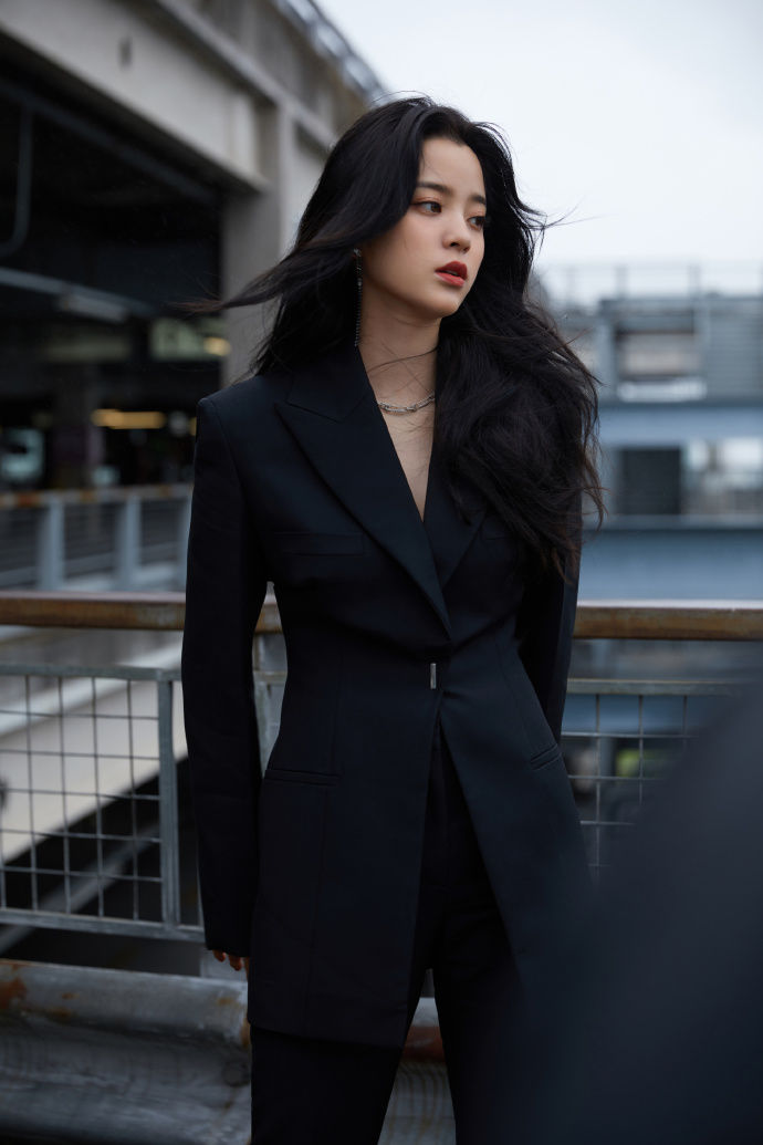 欧阳娜娜穿黑色西装小露深v坐姿霸气眼神撩人