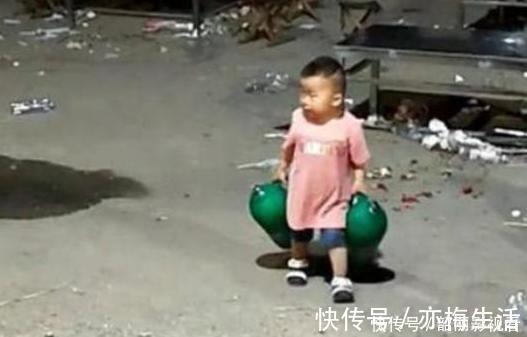 小家伙|父母开烧烤摊,3岁儿子帮忙,看到他提的东西,客人都被吓到了