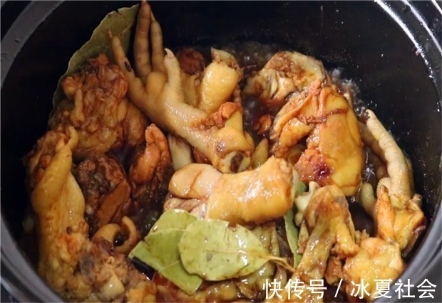 香菇焖鸡|想要鸡肉好吃，清洗步骤最为重要，掌握这个小技巧，鸡肉腥味全无