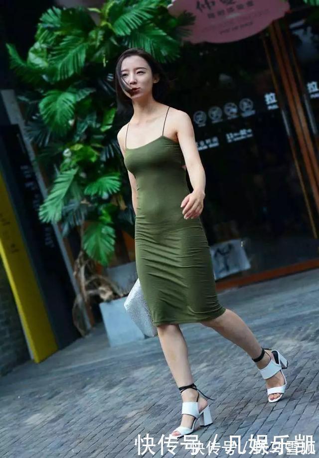 铆钉|街拍身材匀称高挑的妹子，搭配一双铆钉的尖头高跟鞋才能显得非常时尚