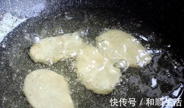 土豆又一个神奇的做法只要放盐水里泡一泡,个个鼓大泡,真解馋