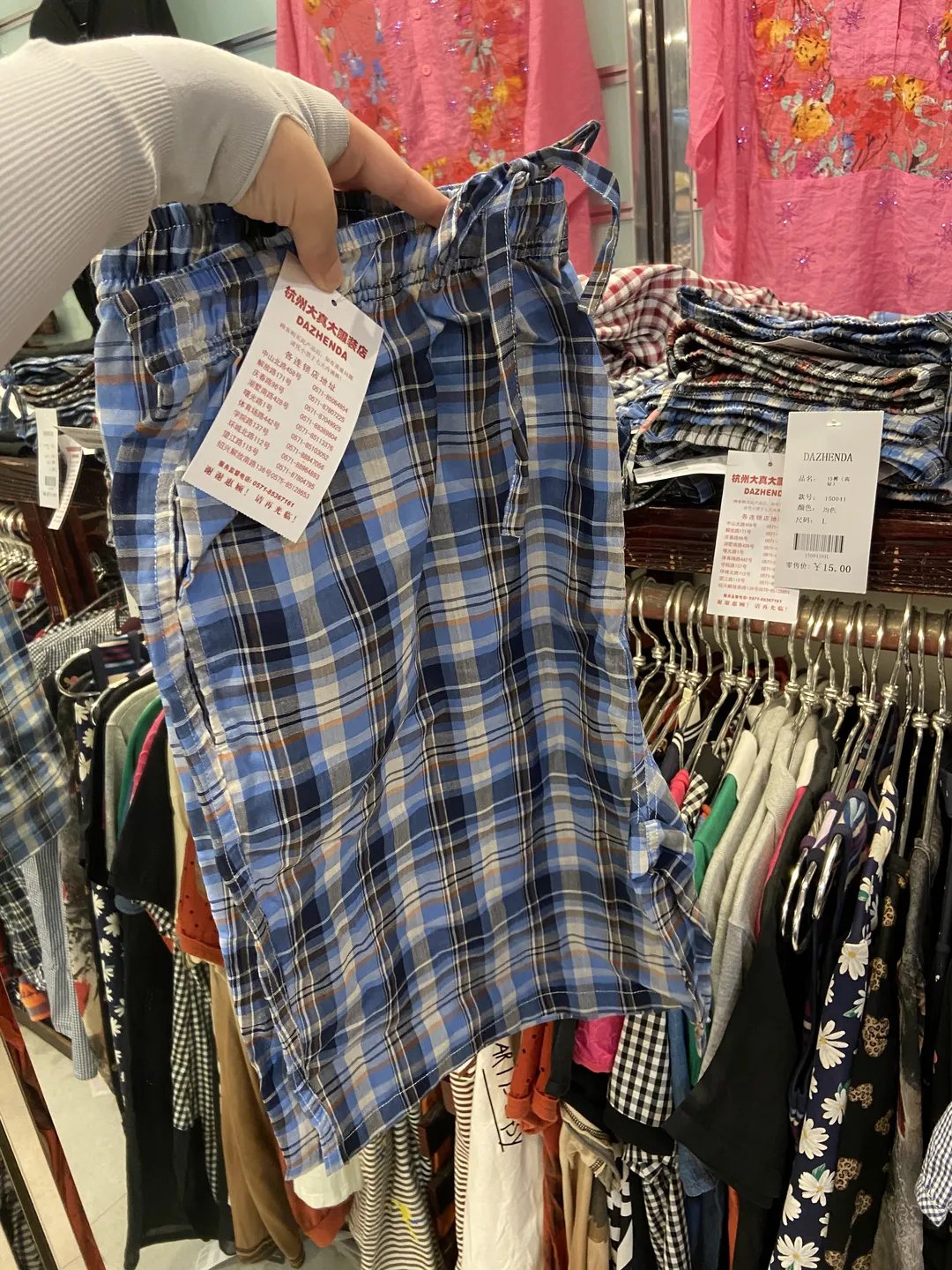 中山北路|这家专做胖子生意的服装店，电商都干不倒它！25年过去了，店长…