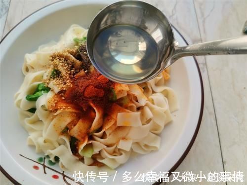 把面条煮一煮,浇点热油,做法真简单,味道喷喷香,越吃越想吃