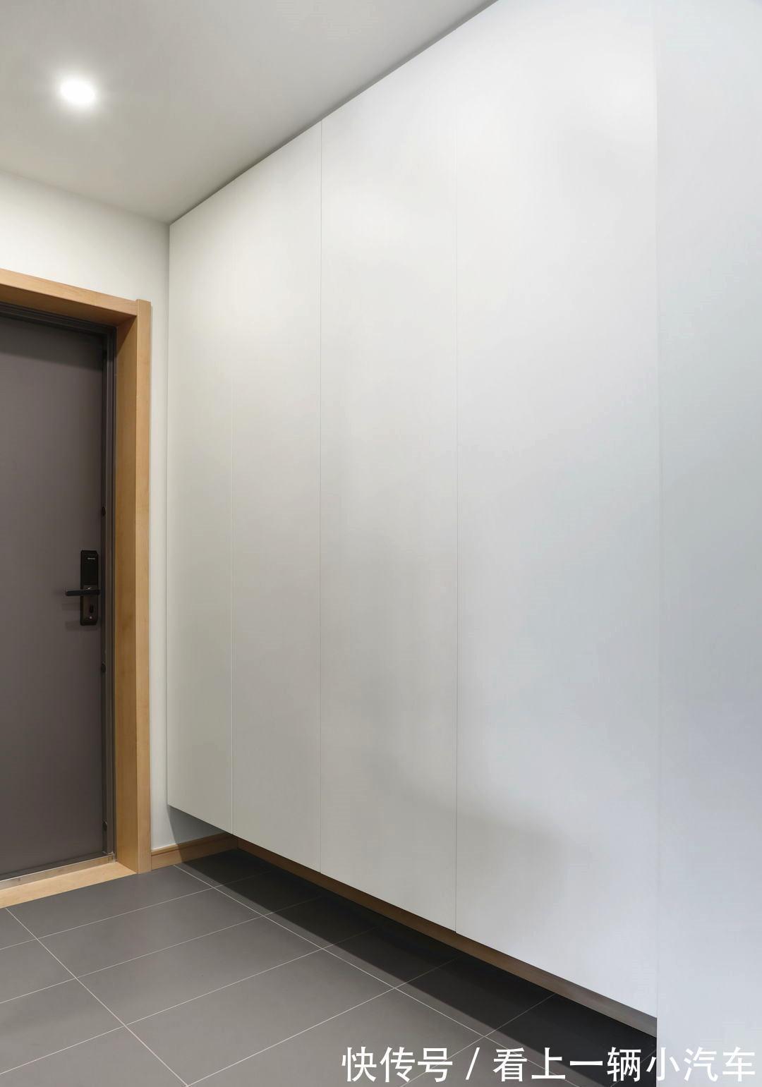 玄关柜|去客厅化有多爽?摒弃电视墙打造整面书柜,双胞胎女儿房也是亮点