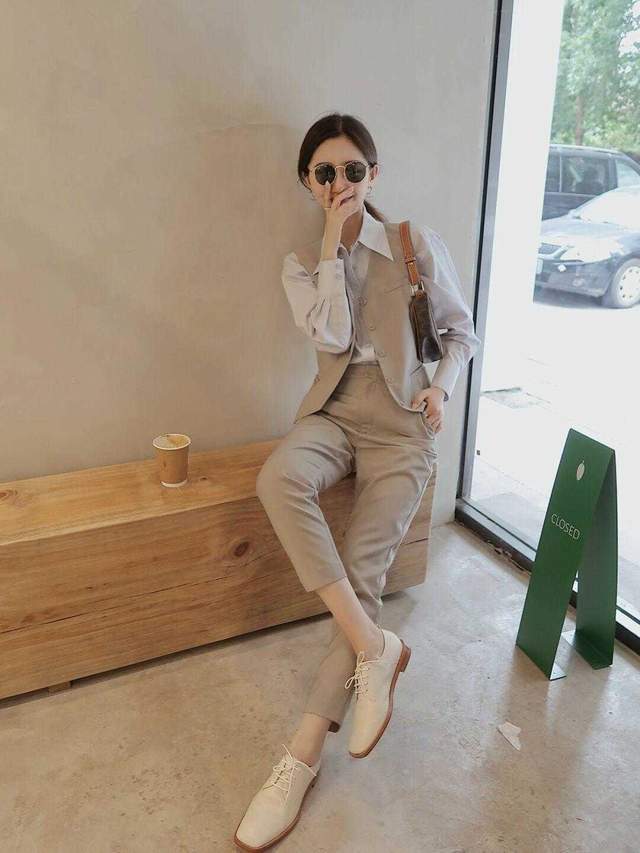 马甲|毛衣马甲背心穿搭指南，泡泡袖衬衫+牛仔裤，怎么看都显得很洋气