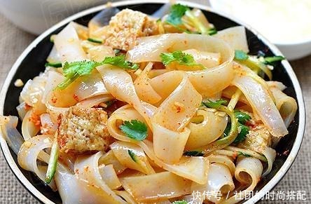 自制凉皮也可以满口留香,它的秘诀就是这个!一盘都不够吃