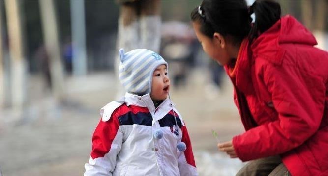 秒怂|二宝欲上前“捣乱”,被姐姐一个“眼神杀”吓退,乖怂表情亮了