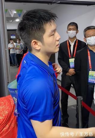 樊振东|樊振东暖男举动！粤语普通话切换，照顾媒体感受，优质偶像