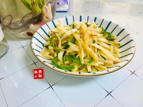  藕丝|这样的季节凉拌菜还是非常下饭的，我在家里准备好吃的，一般我炒制的时候是不会加肉丝的
