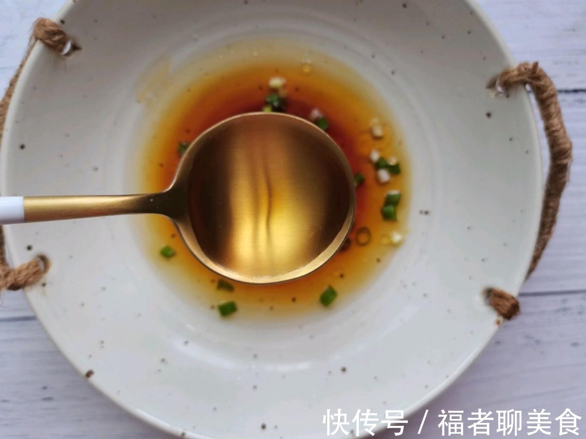 大碗|最简单的面条，直接做成清汤面，好吃还不油腻