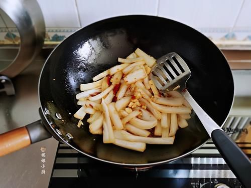 白菜炖豆腐又有新做法，不加一滴水，色泽红润味鲜爽，家人吃美了