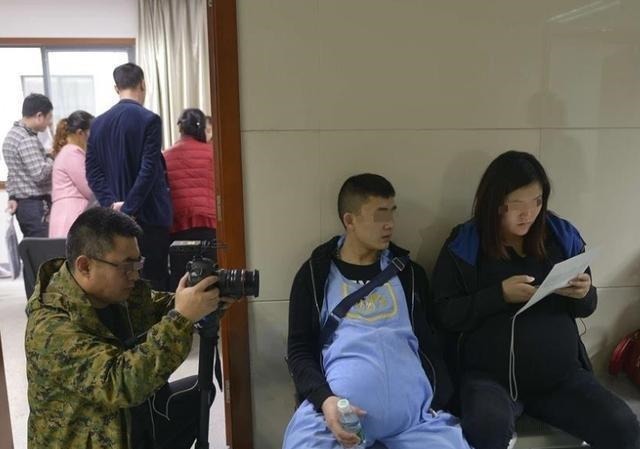 产房|宝妈深夜生二胎,5岁女儿独自在产房外等待,孩子的话令人深思