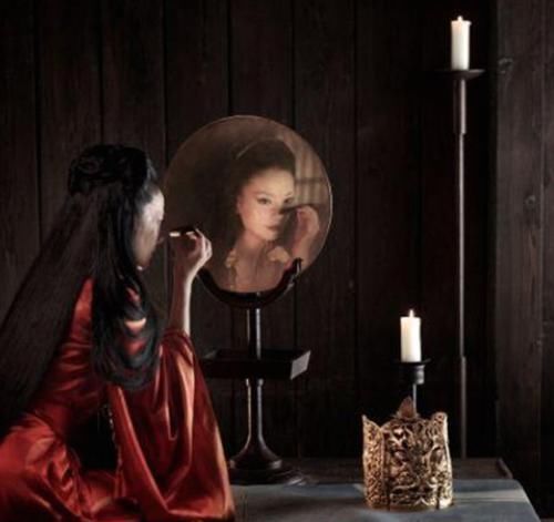 发凉|100年前无名女鬼图,放大5倍看她在做什么网友让人脊背发凉