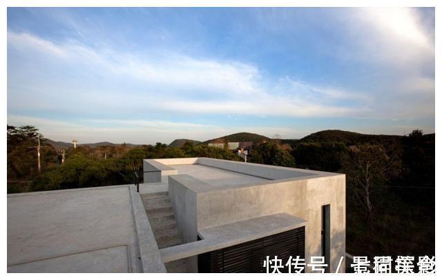 房屋|用5毛钱水泥板自建别墅，十几万的花费，步入室内就被迷住了！