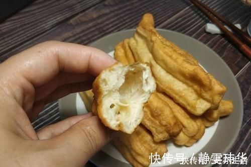 炸油条|炸油条加酵母是大错特错,老师傅教你正宗配方,油条根根蓬松酥脆