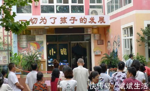 老师|“我家娃口重，幼儿园得改”，霸道爷爷替孙“出头”，孩子被孤立