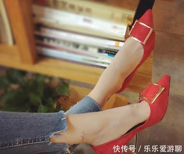 高挑|细跟尖头高跟鞋,随意的搭配让你看起来更加高挑显瘦