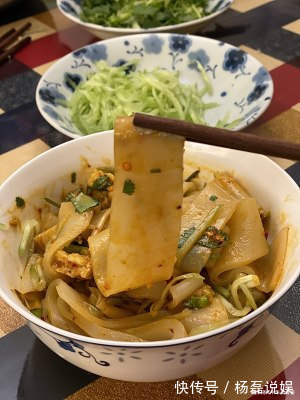 婆婆做了30年的凉皮,配方和比例全告诉你,不破不碎,爽滑又筋道