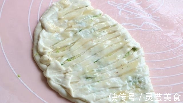 做法简单的烙饼，不用揉面不用发面，外酥里嫩热乎乎的才好吃