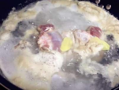 煮肉时的浮沫是精华还是脏东西?很多人都不懂,看完后,长见识!