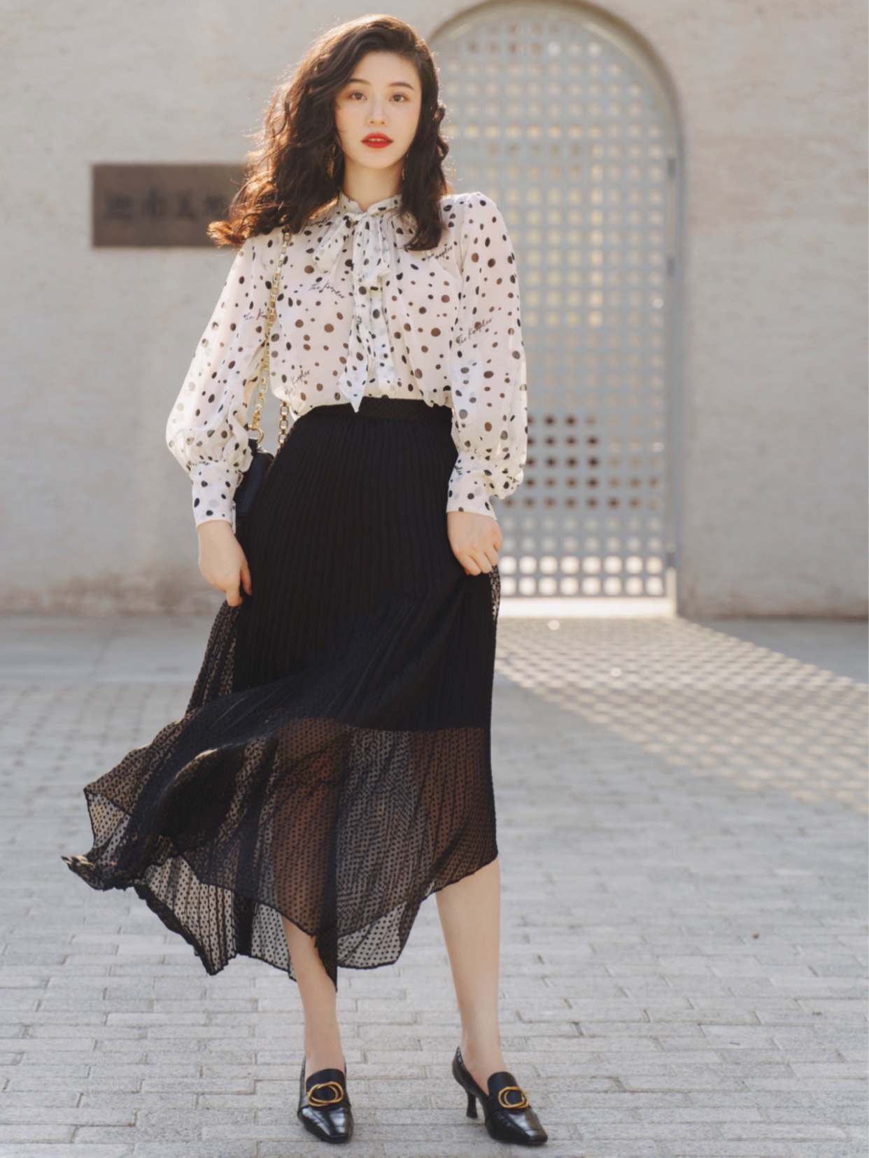 搭配|夏季,女神博主这样穿很高级,衬衫搭配半身裙简约利落,清爽减龄